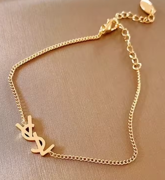 أقراط حروف معدنية بإبرة فضية – سوار فرنسي بسيط وأنيق