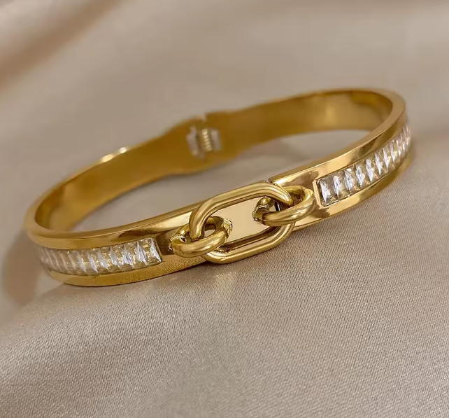 سوار نسائي من الفولاذ المقاوم للصدأ مطلي بالذهب ومرصع بالألماس