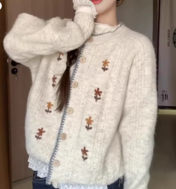 سترة نسائية محبوكة بصدَر واحد – سترة بأزرار وطباعة عادية برقبة مستديرة لخريف 2025