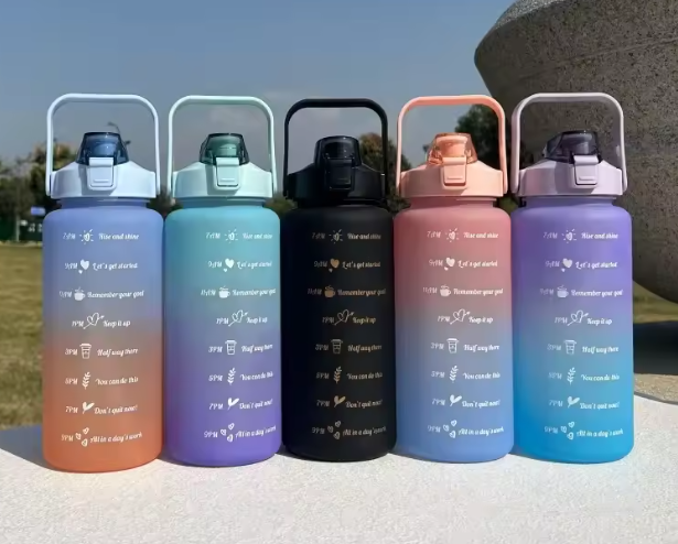 زجاجة مياه بلاستيكية كبيرة سعة 2000 مل – تصميم متدرج بلوري مع مقياس سعة، مثالية للرياضة واللياقة والاستخدام اليومي