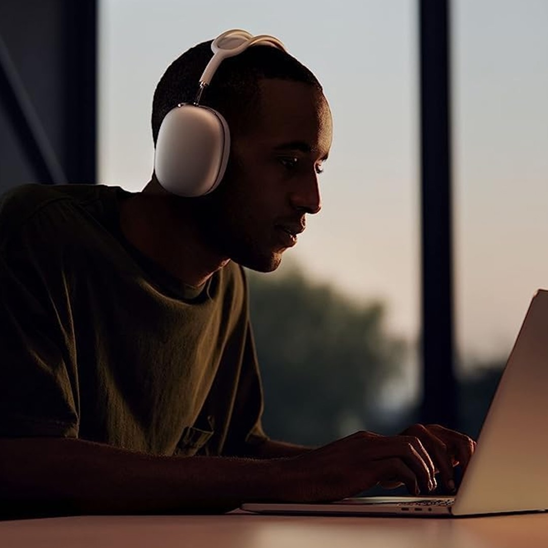 • سماعات هيدفون لاسلكية بخاصية الغاء الضوضاء