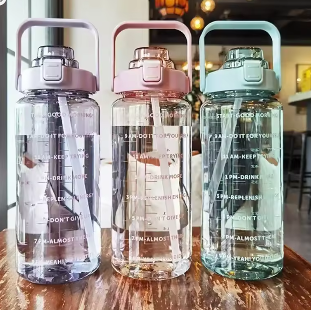 زجاجة مياه بقشة سعة 2 لتر، كوب ماء بلاستيكي بسعة كبيرة، زجاجة مشروبات محمولة مع علامة زمنية للرياضات الخارجية