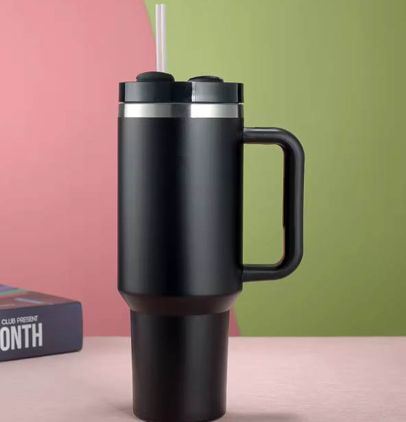 كوب ماء للسيارة من الفولاذ المقاوم للصدأ 40 أونصة – مع مقبض وعزل حراري