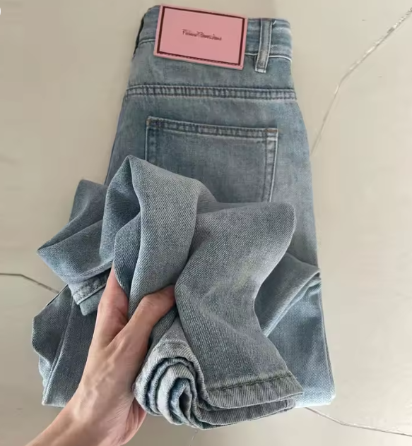 بنطال دنيم نسائي – قصة مستقيمة، أرجل واسعة، خصر عالي، جيوب وأزرار