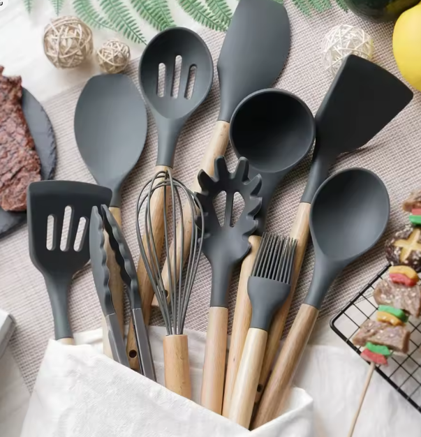 طقم أواني مطبخ 12 قطعة – ملاعق شوربة وأدوات طهي من السيليكون بمقبض خشبي مقاومة للحرارة