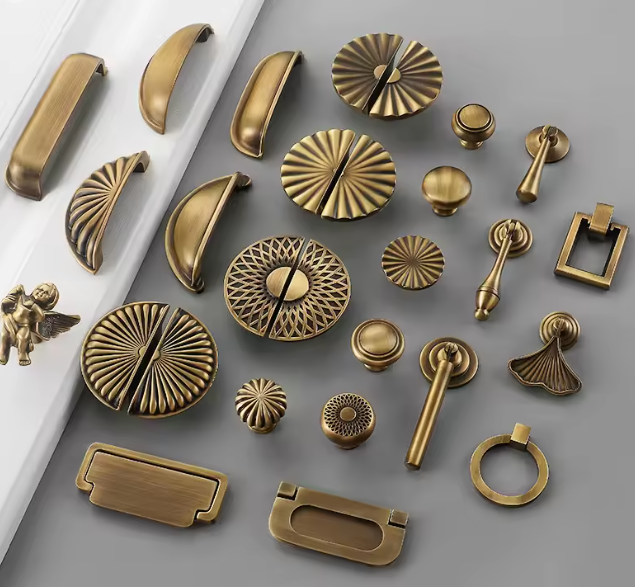 "مقبض خزانة نحاسي عتيق بتصميم نصف دائرة – لمسة كلاسيكية أنيقة"