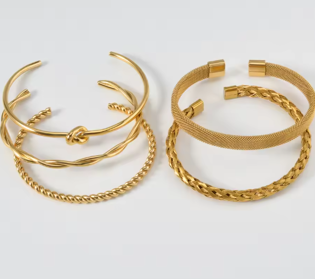 سوار نسائي بعقدة من الفولاذ المقاوم للصدأ مطلي بالذهب – هدية أنيقة وعصرية