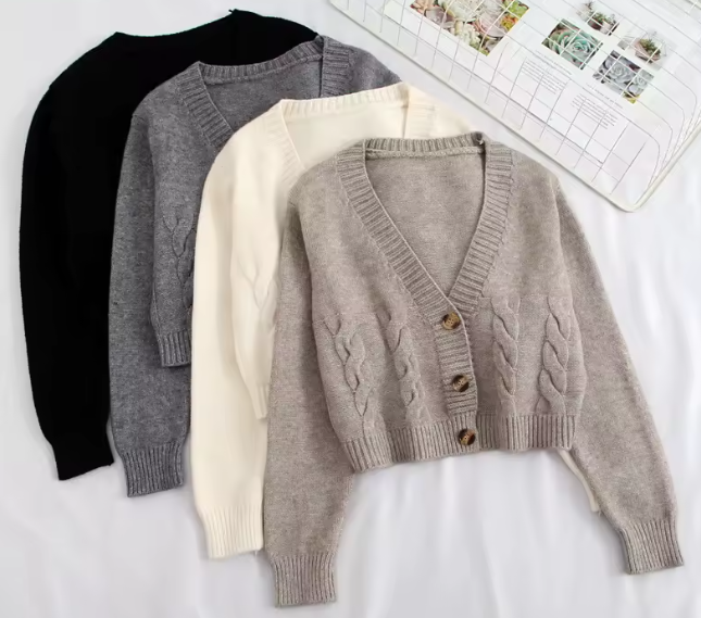 سترة نسائية قصيرة بياقة V – أكمام طويلة، تصميم متماسك وأنيق لخريف 2025