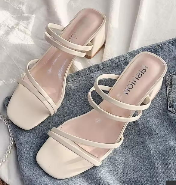 صنادل نسائية بكعب عالي مربع – كعب مفتوح وحزام للكاحل، صيف 2025