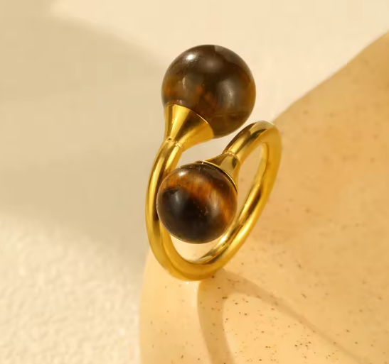 "خاتم نسائي بحجر عين النمر الطبيعي – تصميم هندسي مطلي بالذهب"