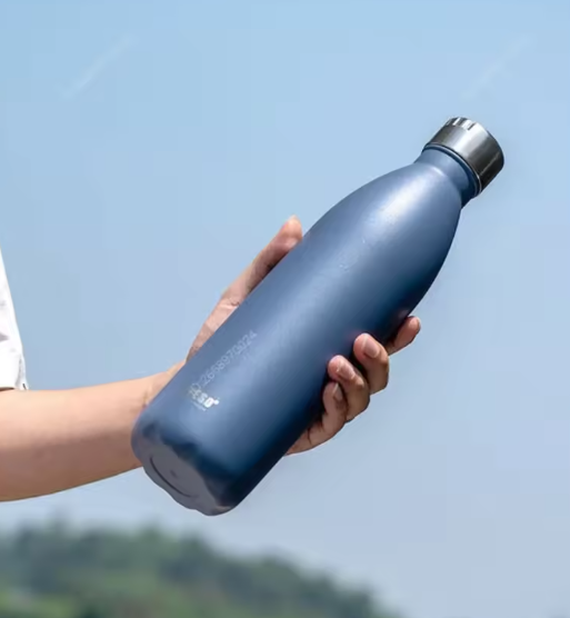 زجاجة مياه رياضية Tyeso من الفولاذ المقاوم للصدأ 750/1000 مل – كوب حراري مفرغ للحفاظ على البرودة أو الحرارة أثناء الرياضة والدراجات