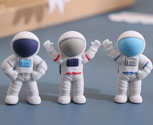 مجموعة 24 ممحاة لطيفة – ممحاة شكل حرف D ومحمولة للطلاب، تصميم رائد فضاء، هدايا وجوائز صغيرة