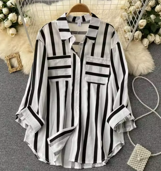 بلوزة نسائية ميدي مخططة بياقة مقلوبة وأزرار – ربيع 2025