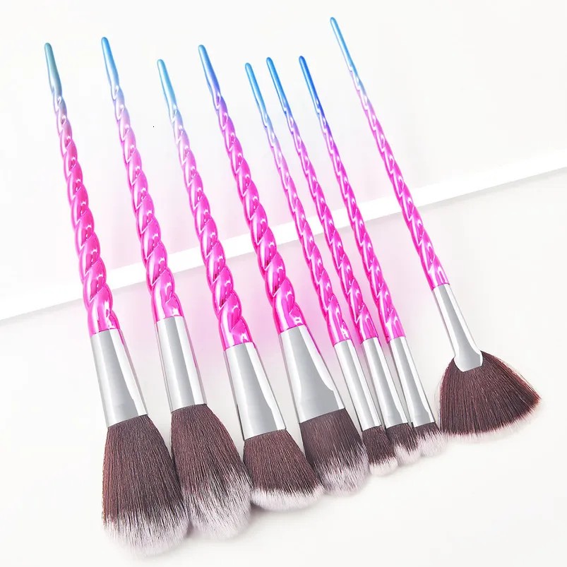 مجموعة فرش مكياج وصلت حديثًا مكونة من 8 قطع متعددة الألوان