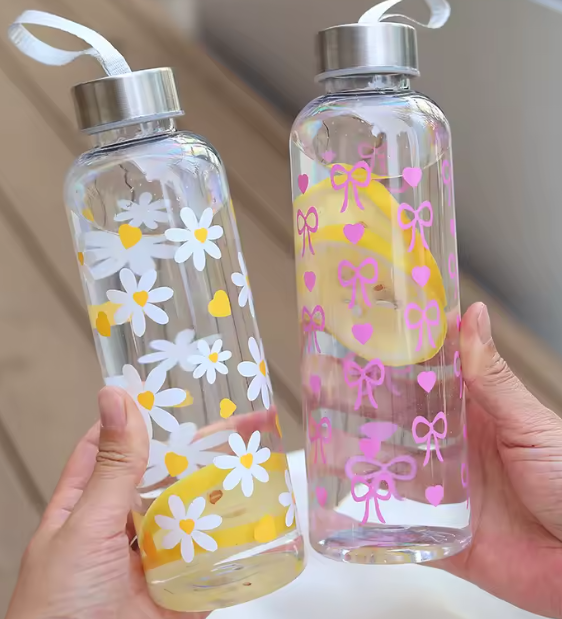 زجاجة مياه بلاستيكية 550 مل – محمولة، رياضية، بتصميم Bowknot ولون حب، مانعة للتسرب