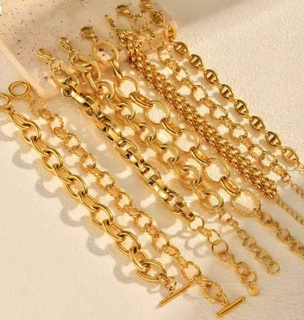 سوار نسائي مكتنز من الفولاذ المقاوم للصدأ مطلي بالذهب – تصميم جريء بإبزيم OT أنيق وخالٍ من التشويه