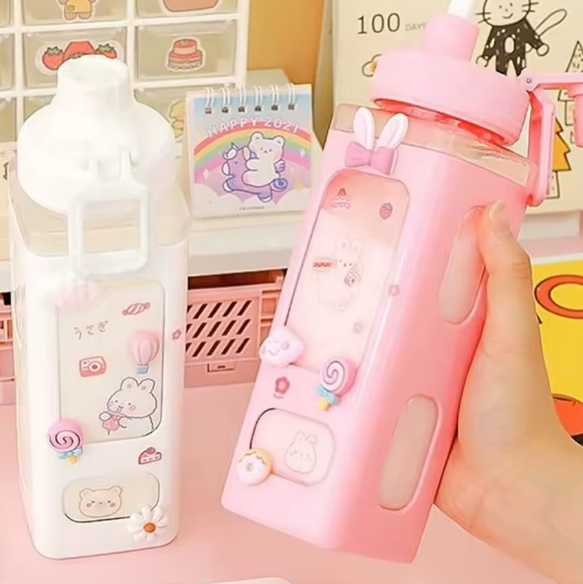 زجاجة ماء Kawaii 700/900 مل مع شاكر وقش – تصميم لطيف خالٍ من BPA للشاي والحليب والشراب اليومي