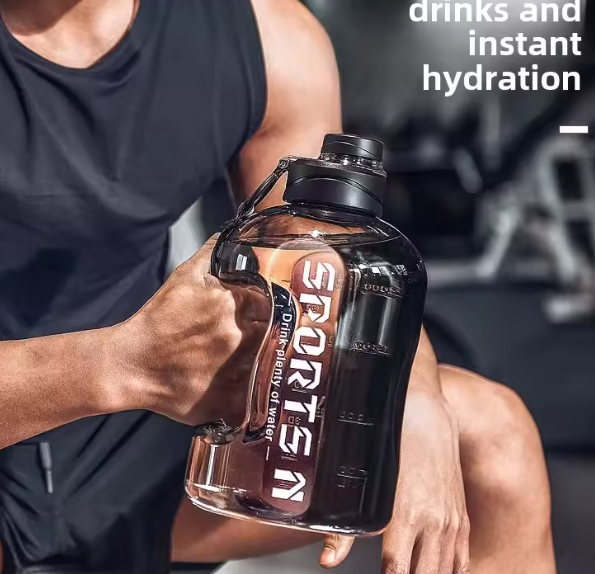 زجاجة مياه رياضية بسعة 2 لتر – كوب بلاستيكي محمول خالي من BPA، مثالي للصالة الرياضية والأنشطة الخارجية