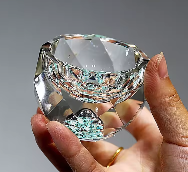 "كوب كريستالي بتصميم قطع الماس – لأناقة تقديم المشروبات"