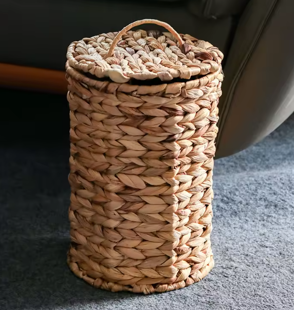سلة مهملات منسوجة يدويًا من الروطان الطبيعي – ديكور عملي للمكتب والمنزل