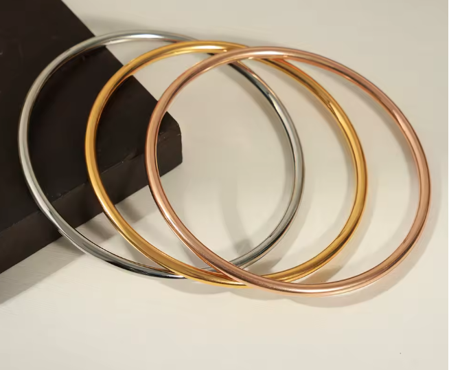 سوار نسائي فاخر من الفولاذ المقاوم للصدأ 316L – تصميم دائري ذهبي مضاد للحساسية