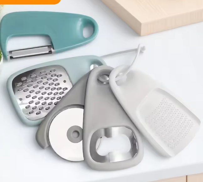 مجموعة أدوات مطبخ متعددة الوظائف 5 في 1 – فتاحة زجاجات، مقشرة، قاطع بيتزا، مبشرة، مثالية للطهي المنزلي والتخييم