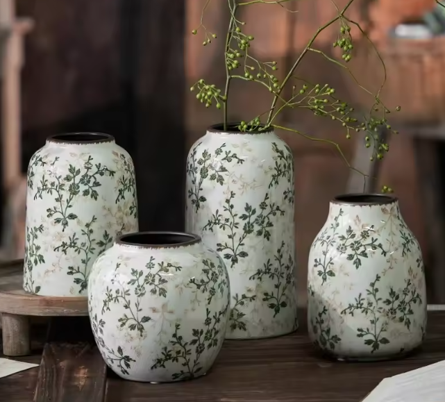 إناء سيراميك متصدع بنمط رعوي – ديكور منزلي للأزهار والنباتات المائية