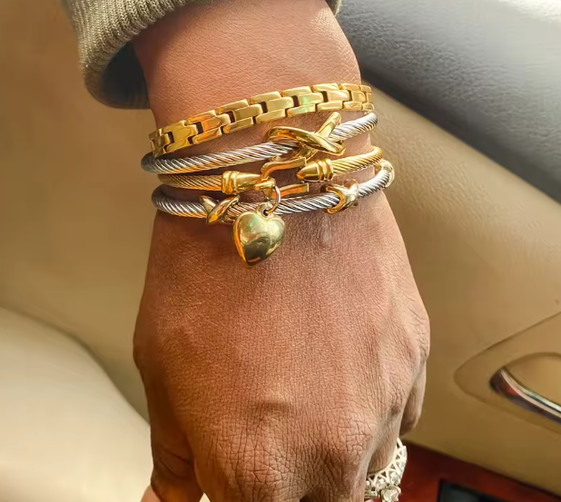 "سوار قلب وحدوة حصان من الفولاذ المقاوم للصدأ – مطلي بالذهب 18K"